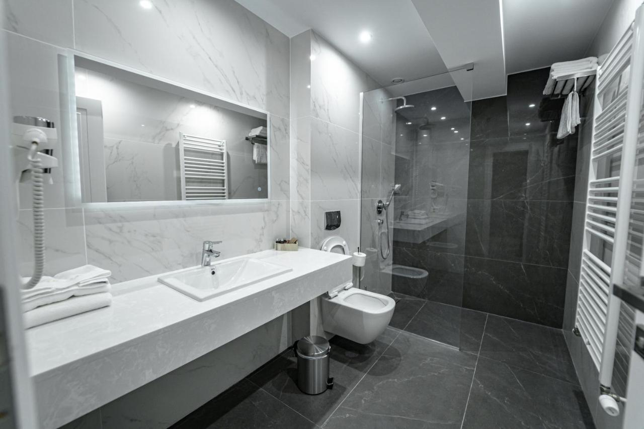 Caprice Complex Hotel Bacau Exterior photo
