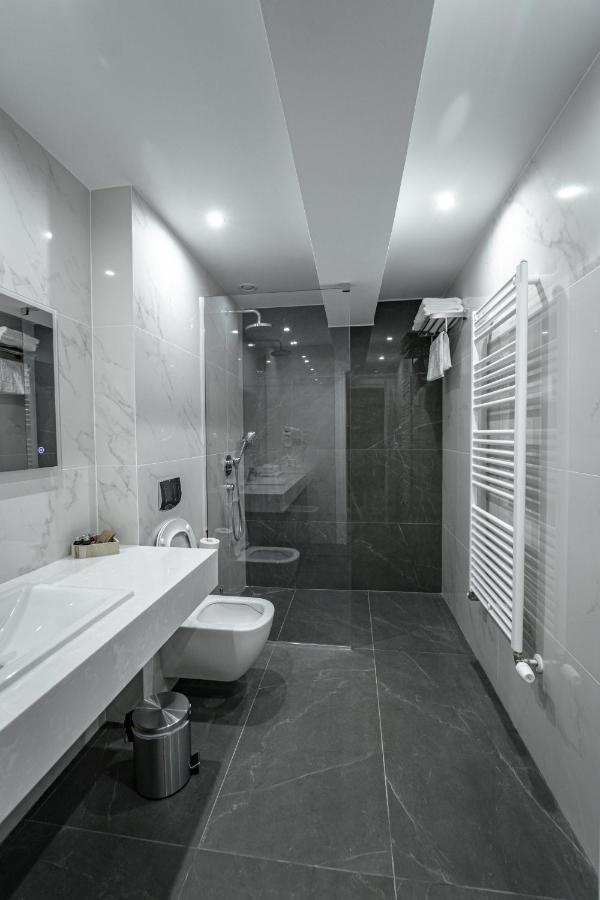 Caprice Complex Hotel Bacau Exterior photo